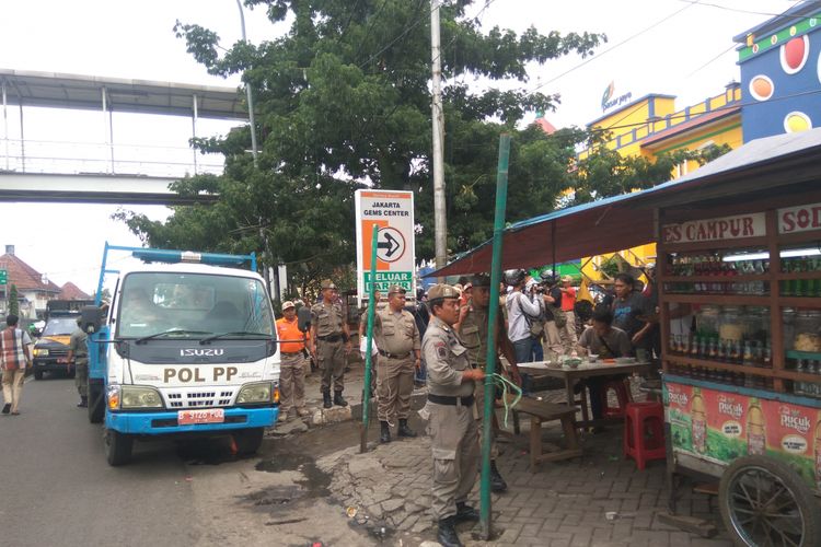 Satpol PP Jatinegara tertibkan trotoar di pasar hewan, Rabu (31/1/2018)