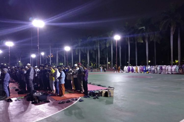 Shalat sunnah gerhana bulan berjamaah di lapangan bola Monas, Rabu (31/1/2018).
