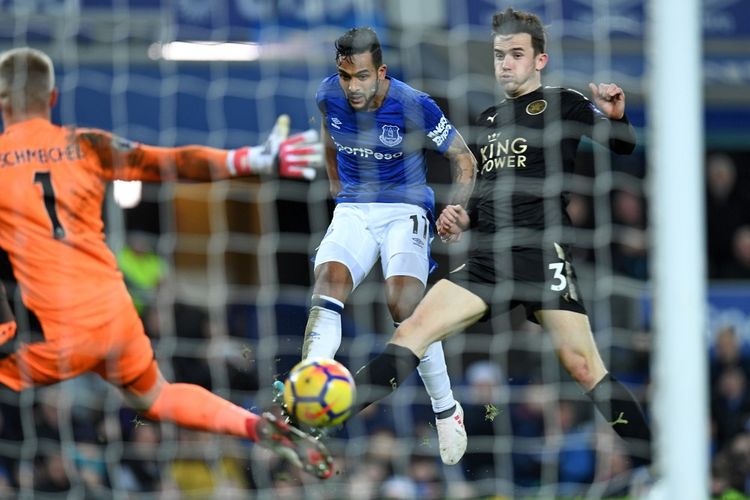 Aksi penyerang Everton, Theo Walcott, saat melepas tendangan yang menghasilkan gol kedua ke gawang Leicester City dalam laga Liga Inggris 2017-2018 Stadion Goodison Park, Liverpool, Rabu (31/1/2018).