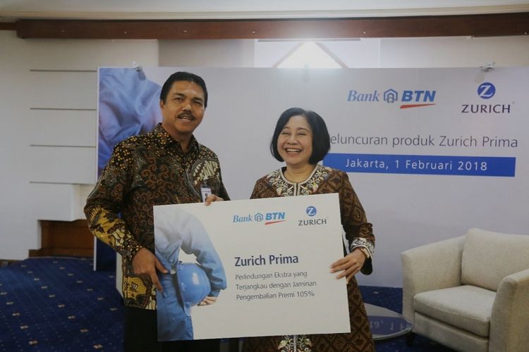 Direktur Consumer Banking Bank BTN Budi Satria, Director Chief of Distribution & Communication Zurich Topas Life Rosmaylinda Nasution dalam peluncuran produk asuransi jiwa terbaru Zurich Prima, Kamis (1/2/2018).