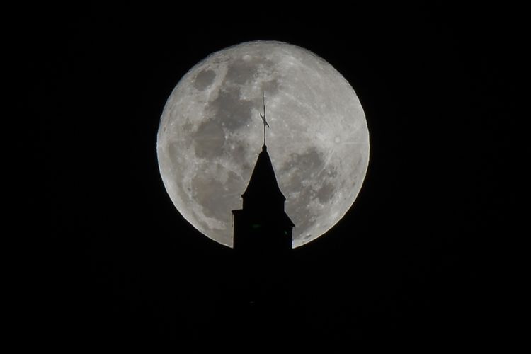 Penampakan bulan saat terjadinya gerhana bulan total atau super blue blood moon, di dekat Bogota, Kolombia, Rabu (31/1/2018) malam. Warga di berbagai belahan dunia antusias menyaksikan fenomena langka yang terjadi bertepatan saat bulan berada dalam konfigurasi supermoon dan blue moon ini terjadi sekitar dalam kurun waktu 150 tahun sekali.