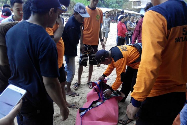 Jenasah Budi Waloko saat di evakuasi di Pantai Pulang Sawal atau Indrayanti, Gunungkidul (Dokumen Sar satlinmas Korwil II Gunungkidul)