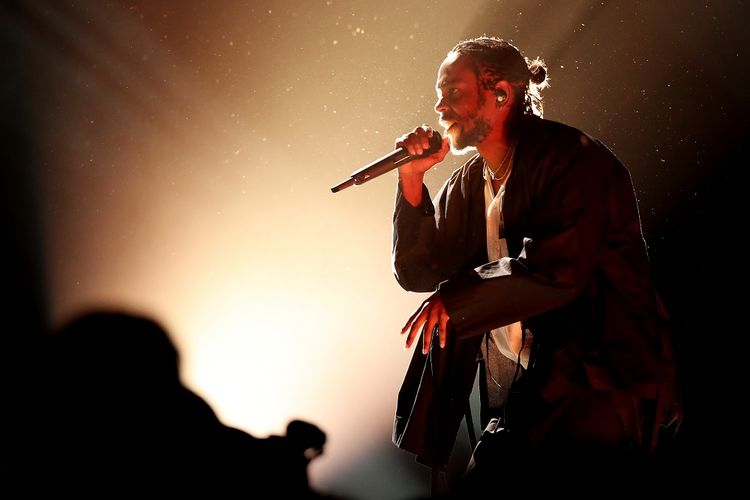Artis musik Kendrick Lamar tampil di panggung Grammy Awards 2018 yang digelar di Madison Square Garden, New York City, Minggu (28/1/2018). 