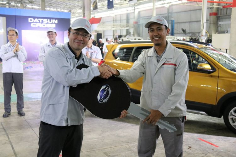 Masato Nakamura (kiri), Head of Datsun Indonesia, terima simbolisasi kunci Datsun CROSS.