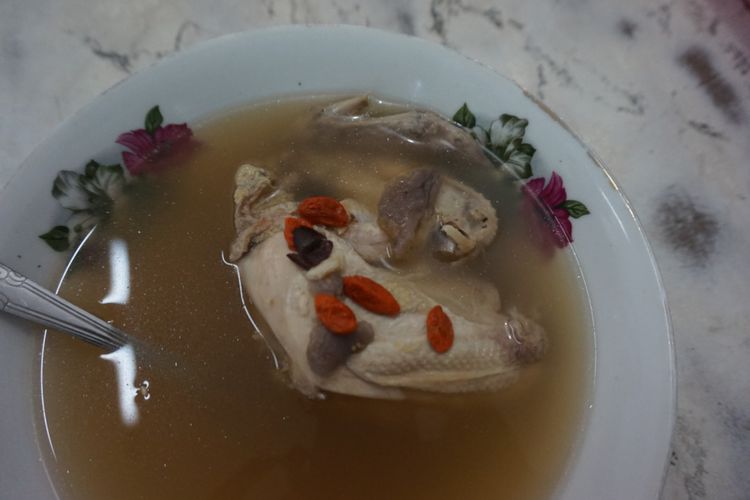 Tim Ayam obat yang sehat dan hangat di Kedai Mie Mitra Banyuwangi