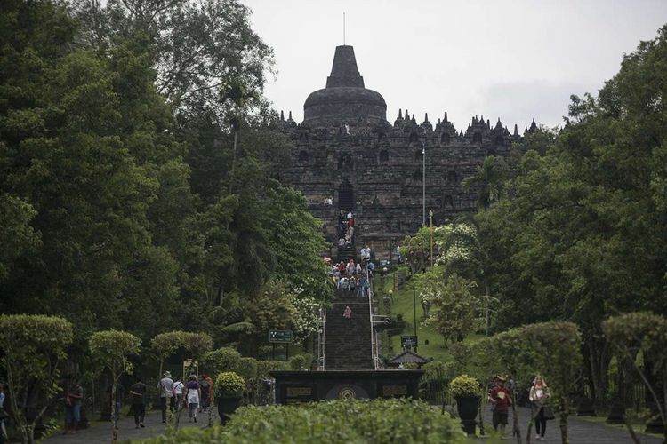 Sejumlah wisatawan berjalan menaiki Candi Borobudur, Magelang, Jawa Tengah, Rabu (29/11/2017). Candi ini termasuk salah satu dari 4 lokasi wisata yang menjadi prioritas percepatan pembangunan, sebagaimana Presiden Jokowi menargetkan kunjungan wisatawan pada 2019 mencapai 20 juta orang dan pergerakan wisatawan nusantara 275 juta, serta indeks daya saing pariwisata berada di ranking 30 dunia.