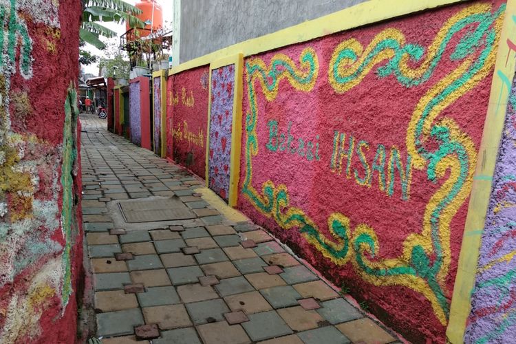 Kondisi gang di Rawa Bambu, Kalibaru, Medan Satria Jumat (2/2/2018). Kampung ini berubah penuh warna dan menjadi daya tarik warga sekitar untuk menikmati suasana gang yang lebih hidup