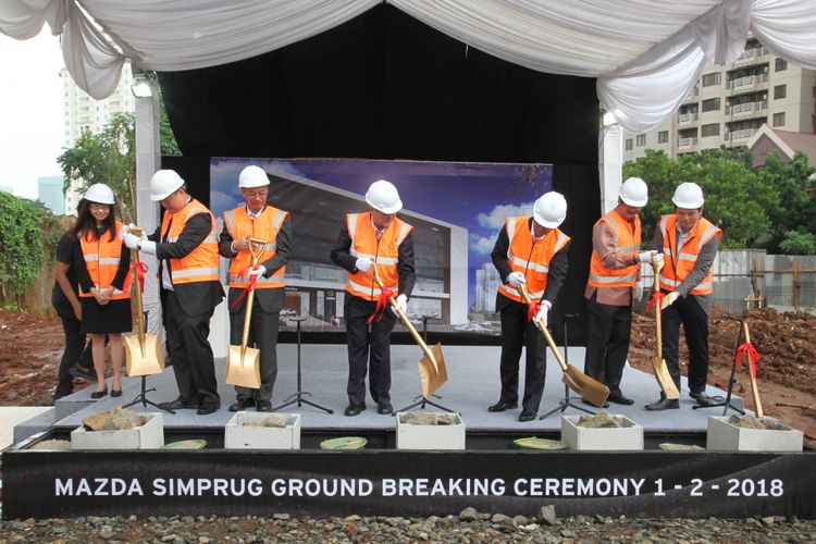 Peletakan batu pertama, pembangunan kantor pusat EMI dan showroom Mazda.