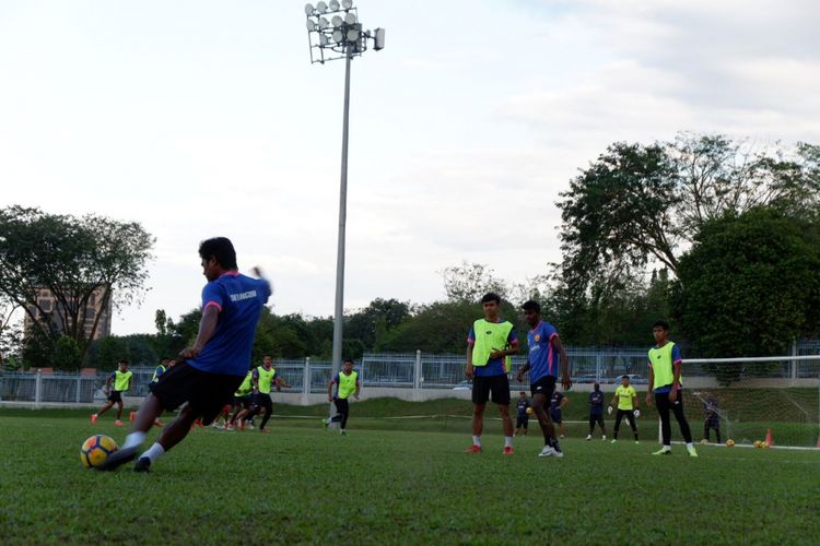 Pemain Selangor FA asal Indonesia, Ilham Udin, melakukan eksekusi bola mati saat sesi latihan.