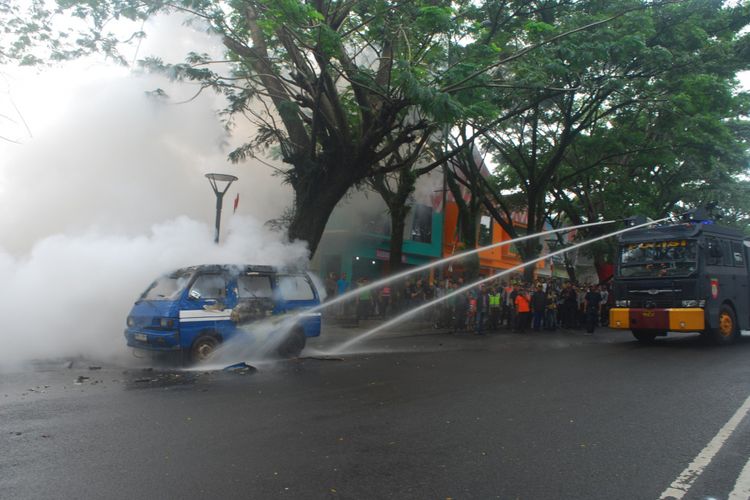 Mobil water canon memadamkan api yang berasal dari sebuah mobil yang dibakar sekelompok massa dalam simulasi pengamanan Pilkada serentak 2018, di kawasan BNR, Bogor, Jawa Barat, Sabtu (3/2/2018).