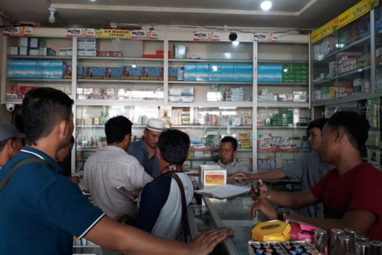 Polisi mendatangi salah satu apotek di Panton Labu, Kecamatan Tanah Jambo Aye, Aceh Utara, Sabtu (3/2/2018) meminta agar tidak dijual Viostin DS yang diduga mengandung unsur babi.