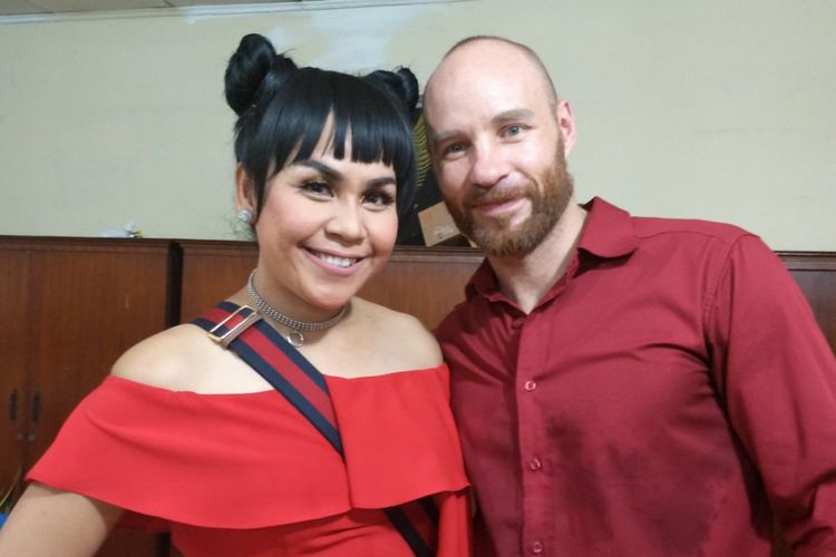 Melaney Ricardo dan suaminya, Tyson Lynch, usai perayaan ulang tahun anak pertama mereka di SLB Surya Wiyata, Bekasi, Jawa Barat, Minggu (4/2/2018).
