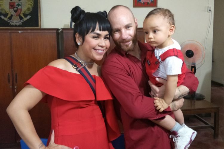 Melaney Ricardo dan suaminya, Tyson Lynch, usai perayaan ulang tahun anak pertama mereka di SLB Surya Wiyata, Bekasi, Jawa Barat, Minggu (4/2/2018).