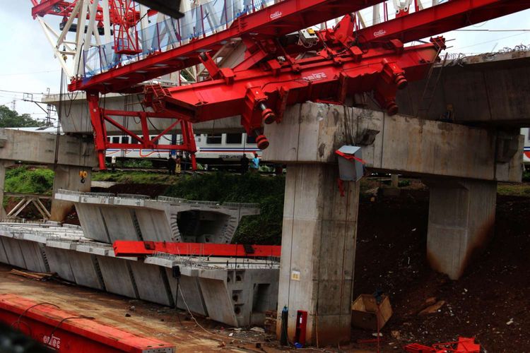 Kondisi pasca ambruknya crane proyek Double Double Track (DDT) di Kampung Melayu, Jatinegara, Jakarta, Minggu (04/02/2018). Alat berat yang ambruk tersebut menewaskan empat pekerja yang masih berada di lokasi kecelakaan.