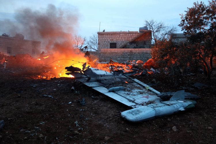 Sebuah gambar yang diambil oleh pemberontak pada 3 Februari 2018, menunjukkan  jet tempur Sukhoi-25 yang jatuh di provinsi Idlib, di Suriah . (AFP)