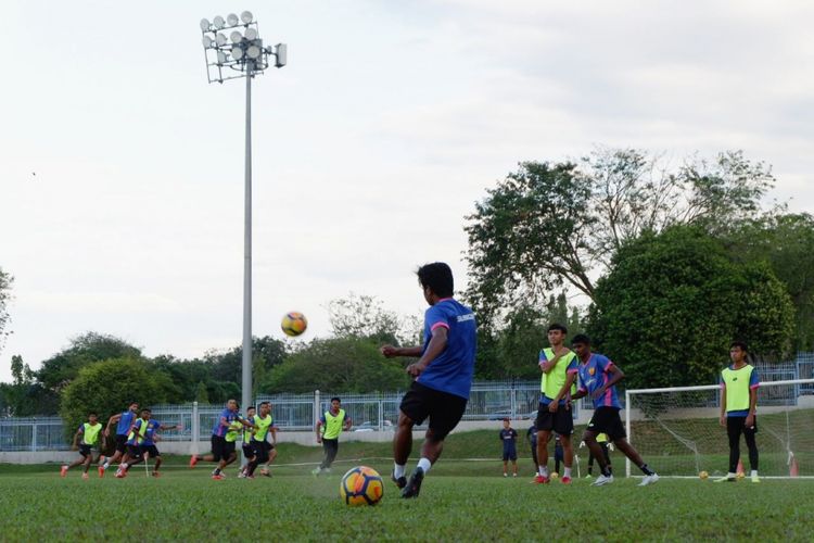 Ilham Udin melakukan tendangan bebas saat latihan bersama Selangor FA di Padang SUK pada Sabtu (3/2/2018).

