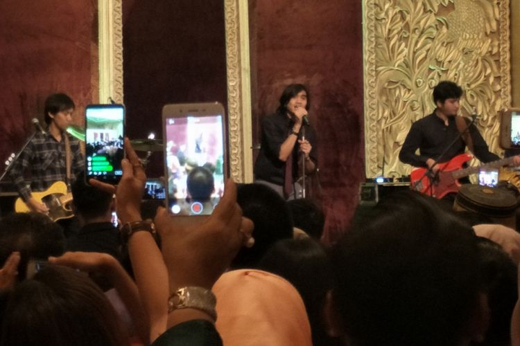 Sheila on 7 tampil dalam resepsi pernikahan sahabat penyanyi Raisa, Anindya, di Hotel Shangrila, Jakarta Selatan, Sabtu (3/1/2018) malam.(KOMPAS.com/ANDI MUTTYA KETENG)
