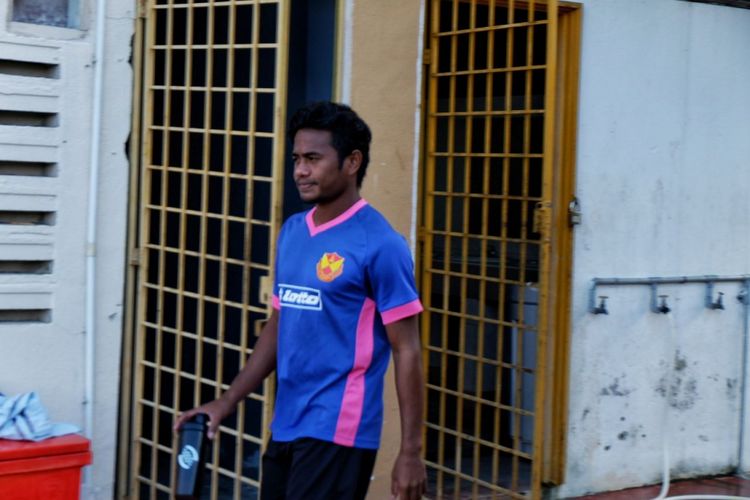 Ilham Udin berjalan menuju lapangan latihan di Padang SUK pada Sabtu (3/2/2018).