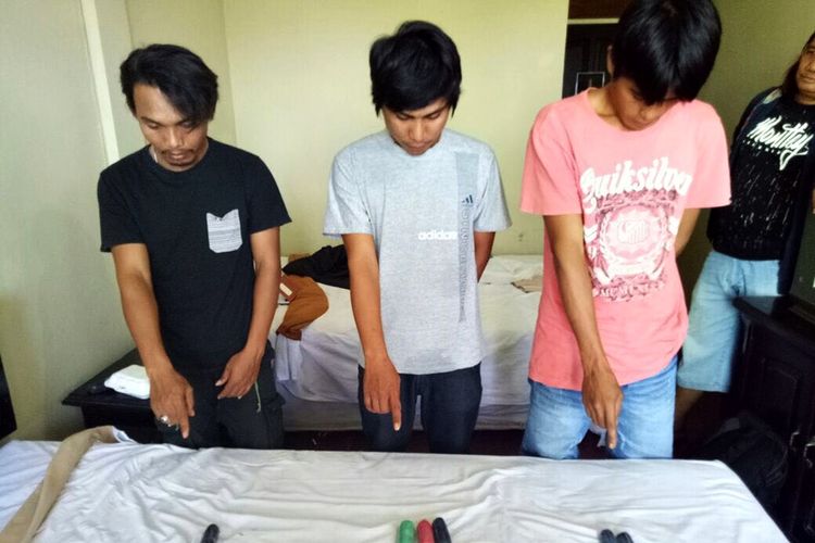 Ketiga TKI pelaku penyelundupan sabu sabu dengan cara memasukkan sabu sabu ke dalam anus mereka. Dari keetiganya Kepolisian Resor Nunukan mengamankan 300,6 gram sabu dari Tawau, Malaysia.