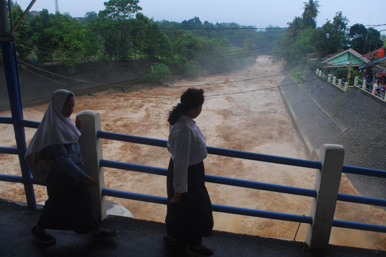 Warga berdatangan ke Bendungan Katulampa, Bogor, Senin (5/2/2018). Sejak pagi, ketinggian muka air di bendungan ini sudah mencapai 220 sentimeter dan berstatus Siaga 1.