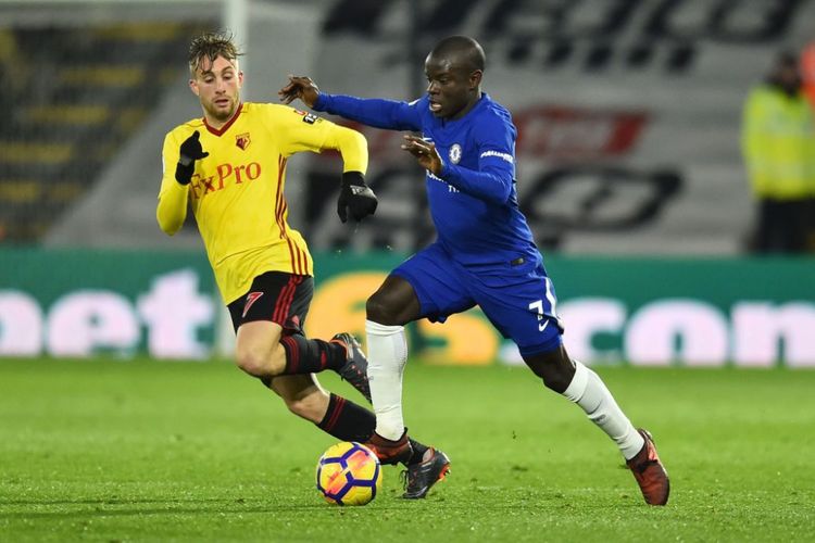 Gerard Deulofeu membayang-bayangi NGolo Kante saat Watford menjamu Chelsea pada laga Premier League di Stadion Vicarage Road, Senin (5/2/2018).