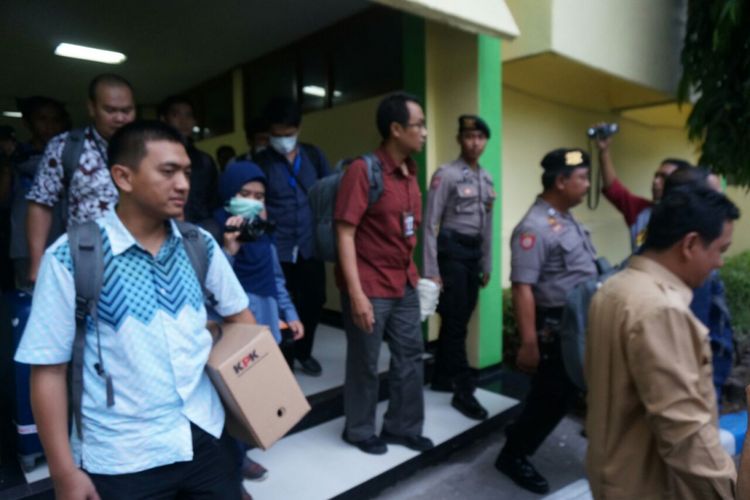 Pasca-penetapan Bupati Jombang, Jawa Timur, Nyono Suharli Wihandoko, sebagai tersangka, tim penyidik dari Komisi Pemberantasan Korupsi (KPK) melakukan penggeledahan di sejumlah tempat di Jombang, Senin (5/2/2018).