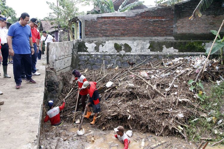 Wali Kota Semarang Hendrar Prihadi mengunjungi warga Kelurahan Mangkang Wetan, Kecamatan Tugu, Kota Semarang yang kebanjiran sejak Senin (5/2/2018).
