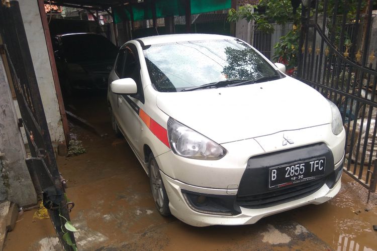 Sejumlah kendaraan terendam banjir di Bidara Cina, Jakarta Timur, Selasa (6/2/2018)