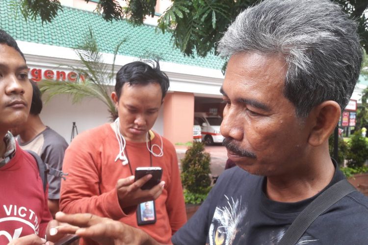 Syamsudin Ismail (kanan), orang tua Mukhmainnah, korban ambrolnya tembok di Bandara Soetta saat dimintai keterangan tentang kondisi kesehatan anakmua di RS Siloam Tangerang, Selasa (6/2/2018)
