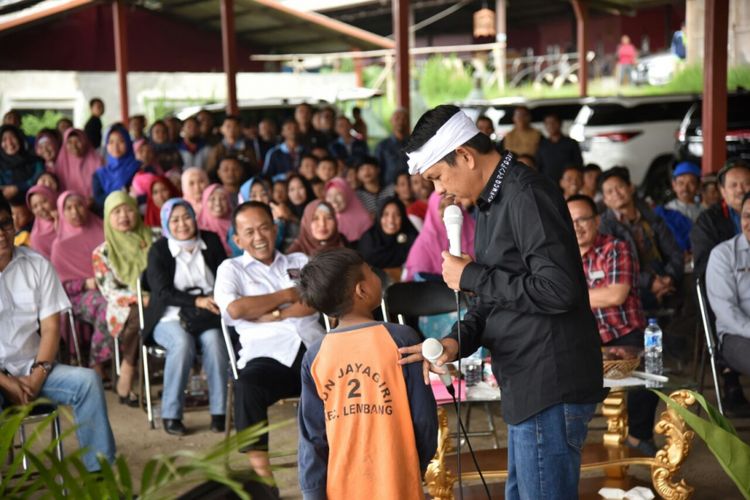 Calon Wakil Gubernur Jawa Barat asal Partai Golkar dan Demokrat Dedi Mulyadi, bersama para peternak sapi perah di Lembang, Kabupaten Bandung Barat, Rabu (7/2/2018)