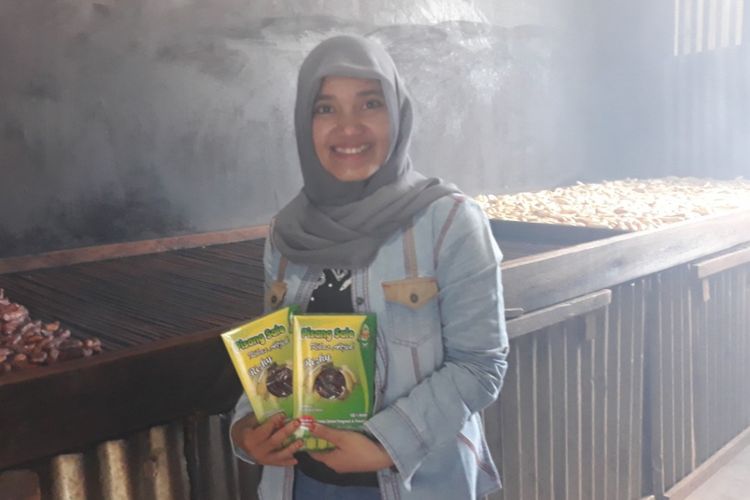 Anggun, seller Tokopedia di kediamannya di Aceh Besar, Nanggroe Aceh Darussalam, Rabu (7/2/2018).