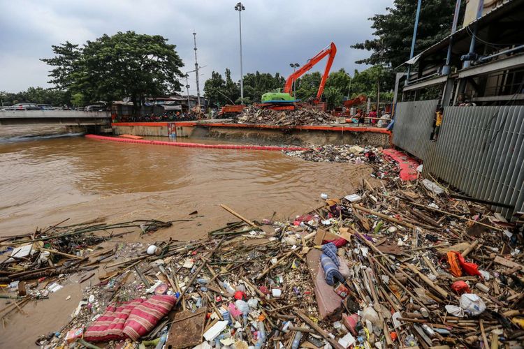 Tumpukan sampah yang terbawa arus terlihat di Pintu Air Manggarai, Jakarta, Rabu (7/2/2018). Dinas Lingkungan Hidup dan Kebersihan DKI Jakarta telah mengangkut 1.596 ton sampah yang hanyut akibat air kiriman dari Bendungan Katulampa, Bogor pasca banjir yang melanda Jakarta.