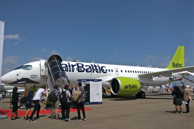 Bombardier CS300 AirBaltic dipamerkan di Singapore Airshow 2018.