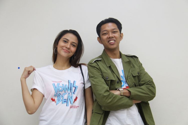 Aliyah Faizah dan Bayu Skak saat berkunjung untuk promo film Yowis Ben di Gedung Kompas Gramedia, Palmerah Barat, Jakarta, Rabu (07/02/2018). Film yang bergenre komedi tersebut merupakan garapan rumah produksi Starvision.