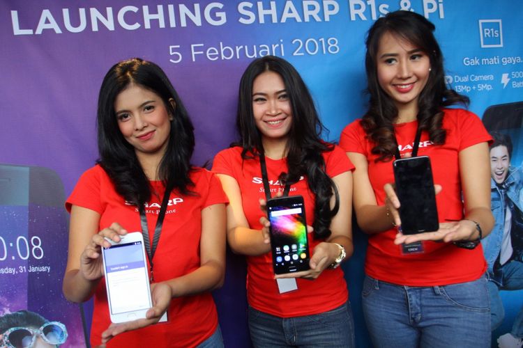 Smartphone Sharp R1s dan Pi dipamerkan saat peluncurannya di Baxter Smith Café, Jakarta pada Senin (5/2/2018).