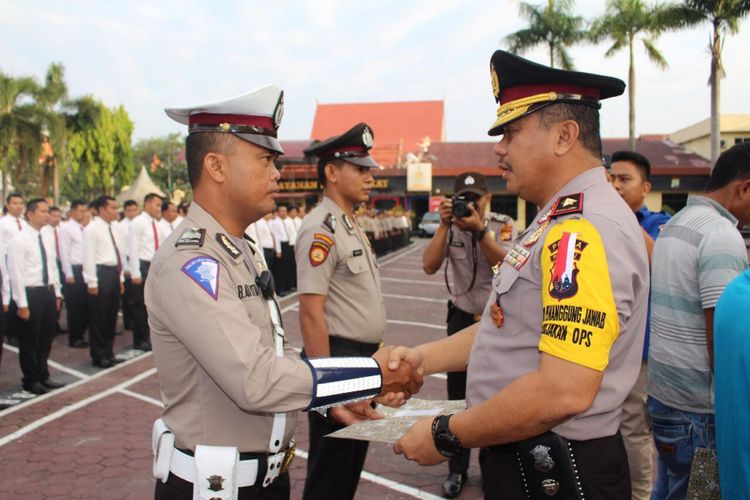 Anggota Satlantas Polresta Pekanbaru, Iptu Bella Adi Saputra saat menerima penghargaan dari Wakapolda Riau, Brigjen pol Ermi Widyatno
