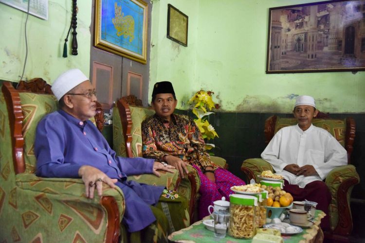 Salah satu sesepuh Pondok Pesantren Benda Kerep Kota Cirebon KH Muharror, saat berbincang dengan Dedi Mulyadi. 