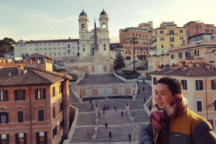Gaya plandid alias candid yang terencana dengan model travelgram Kenny Santana dengan latar belakang objek wisata Spanish Step di kota Roma, Italia.