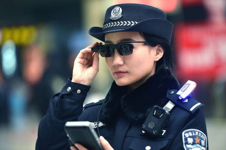 Kacamata pengintai yang digunakan kepolisian China, dilengkapi pengenal wajah.