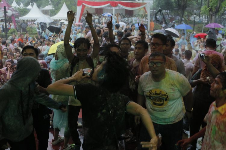 Aksi The Changcuters saat menghibur karyawan Kompas Gramedia di parkir Kompas Gramedia, Palmerah, Jakarta, Kamis (8/2/2018). 