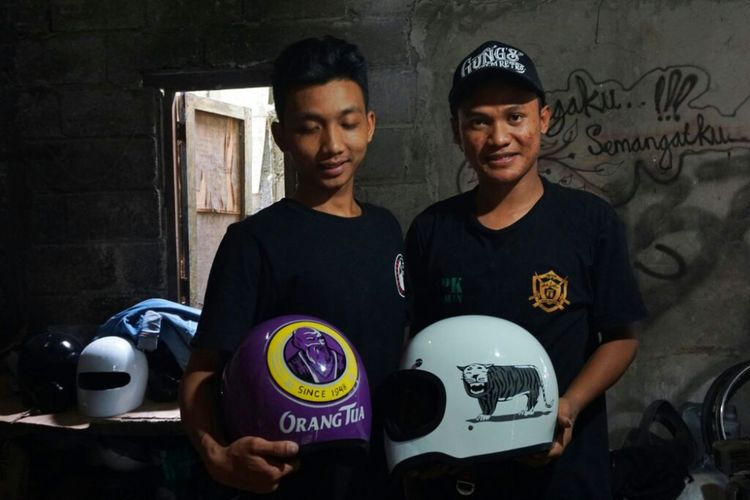 Dua helm produk Gungs Helm Retro 