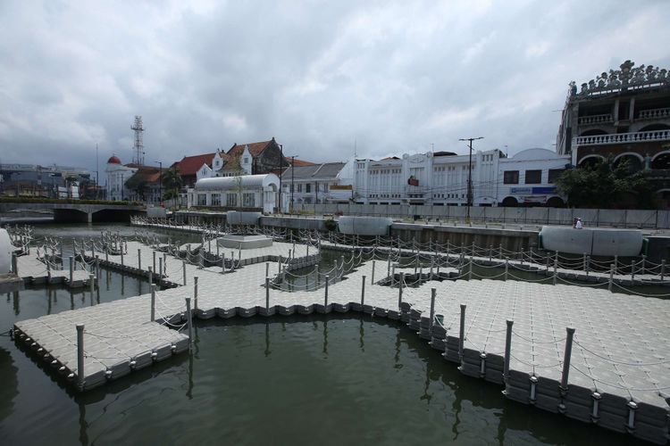 Revitalisasi wajah baru Kali Krukut di kawasan Kali Besar, Kota Tua, Jakarta, Jumat (9/2/2018). Penataan Kali Besar ini terinspirasi dari penataan Sungai Cheonggyecheon di Korea Selatan. Dengan penataan yang semenarik mungkin, kawasan Kali Besar diharapkan jadi tujuan wisatawan ke Kota Tua selain Museum Fatahillah.