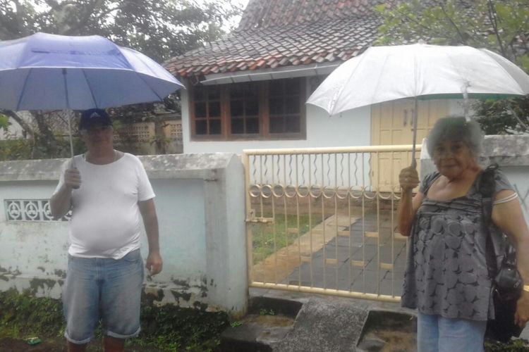 Yvone dan saudaranya ketika menemukan rumah masa kecilnya di kampung Boton, Kota Magelang, belum lama ini. 