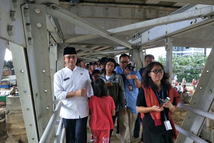 Gubernur DKI Jakarta Anies Baswedan melintasi jembatan di kawasan Cililitan, Jumat (9/2/2018). 
