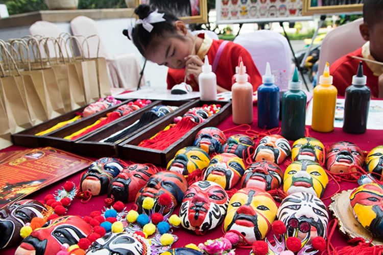 Membuat kerajinan topeng khas Thailand saat Chinese New Year di, Bangkok, Thailand.