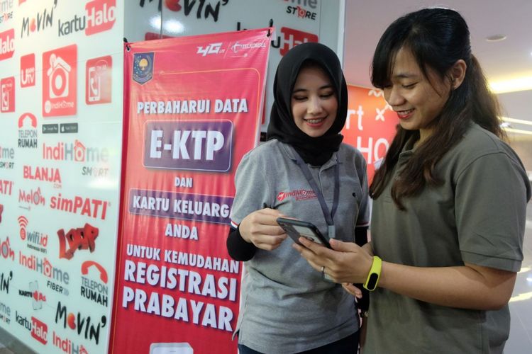 Seorang pelanggan Telkomsel sedang melakukan registrasi kartu prabayar Telkomsel. Tenggat waktu registrasi kartu prabayar paling lambat pada 28 Februari 2018.