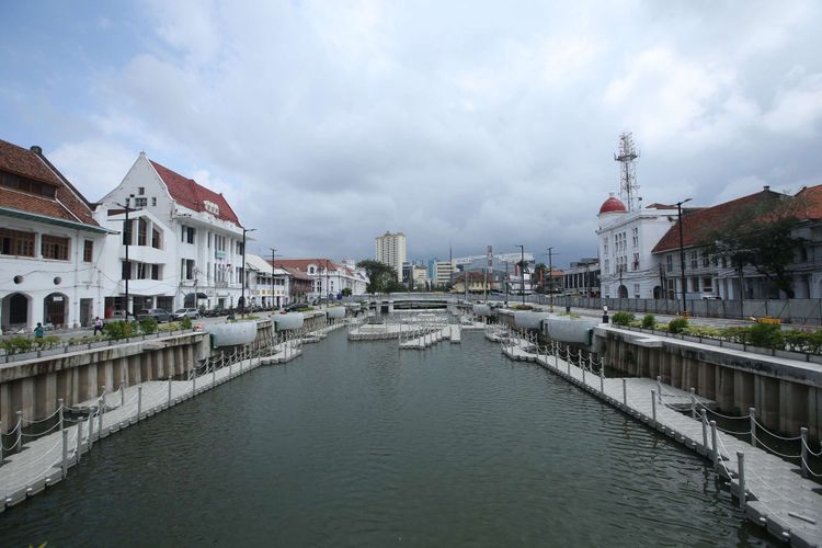 Revitalisasi wajah baru Kali Krukut di kawasan Kali Besar, Kota Tua, Jakarta, Jumat (9/2/2018). Penataan Kali Besar ini terinspirasi dari penataan Sungai Cheonggyecheon di Korea Selatan. Dengan penataan yang semenarik mungkin, kawasan Kali Besar diharapkan jadi tujuan wisatawan ke Kota Tua selain Museum Fatahillah.