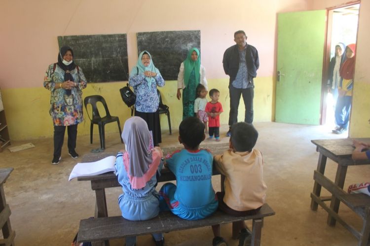 Ketua DPRD Nunukan Dani Iskandar langsung mendatangi sekolah filial di Desa Samaendre Semaja yang hanya memiliki satu orang guru.