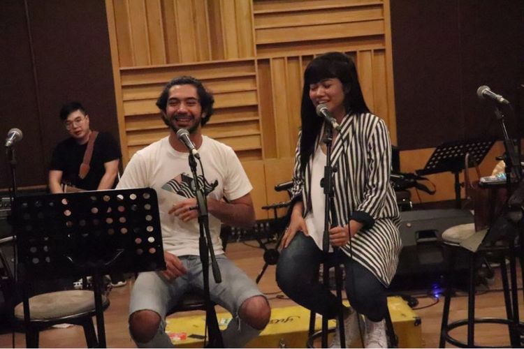 Reza Rahadian dan Yura Yunita saat berlatih untuk LAFFestival di Studio Practice Room, Kasablanka, Jakarta Selatan, Jumat (9/2/2018).