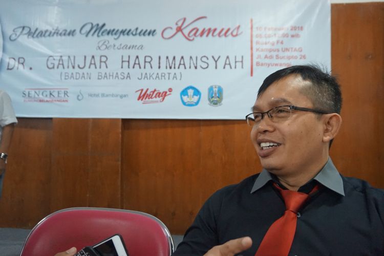 Ganjar Harimansyah, Kepala bidang pelindungan pusat pengembangan dan pelindungan badan bahasa Jakarta saat mengisi pelatihan menyusun kamus yang diselenggarakan oleh komunitas Sengker Kuwung Blambangan di aula kampus UNTAG Banyuwangi Sabtu (10/2/2018)